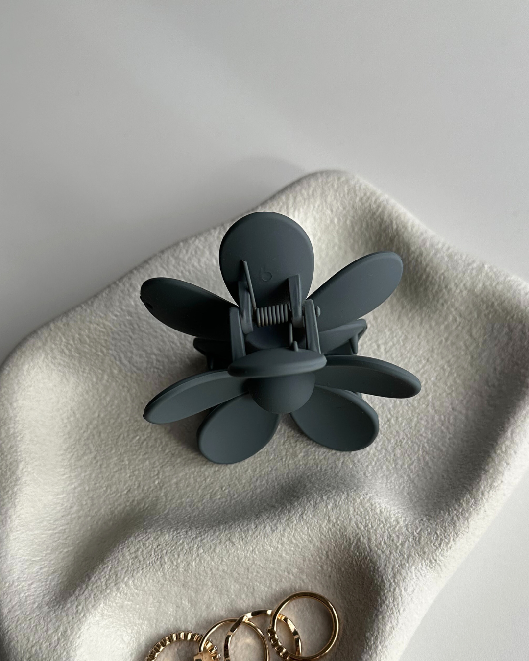 Daisy Flower Hair Clip - Dark Grey